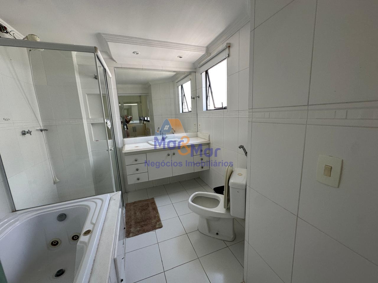 Apartamento na Praia das Pitangueiras, Guarujá - SP