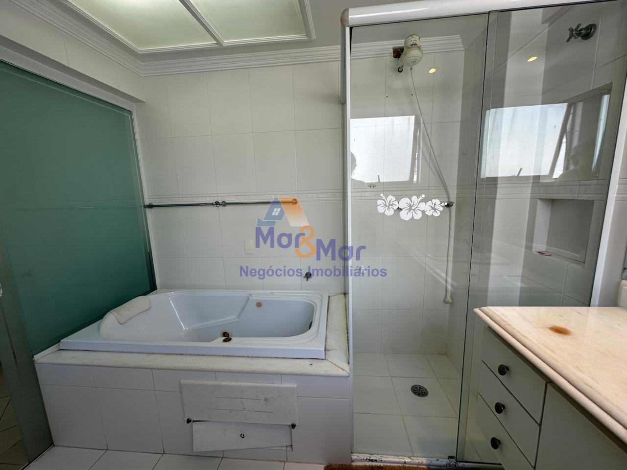 Apartamento na Praia das Pitangueiras, Guarujá - SP