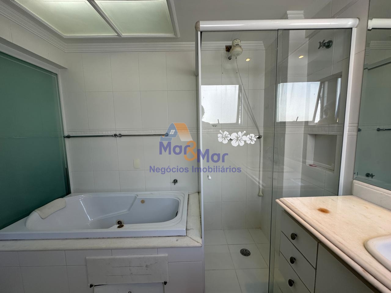 Apartamento na Praia das Pitangueiras, Guarujá - SP