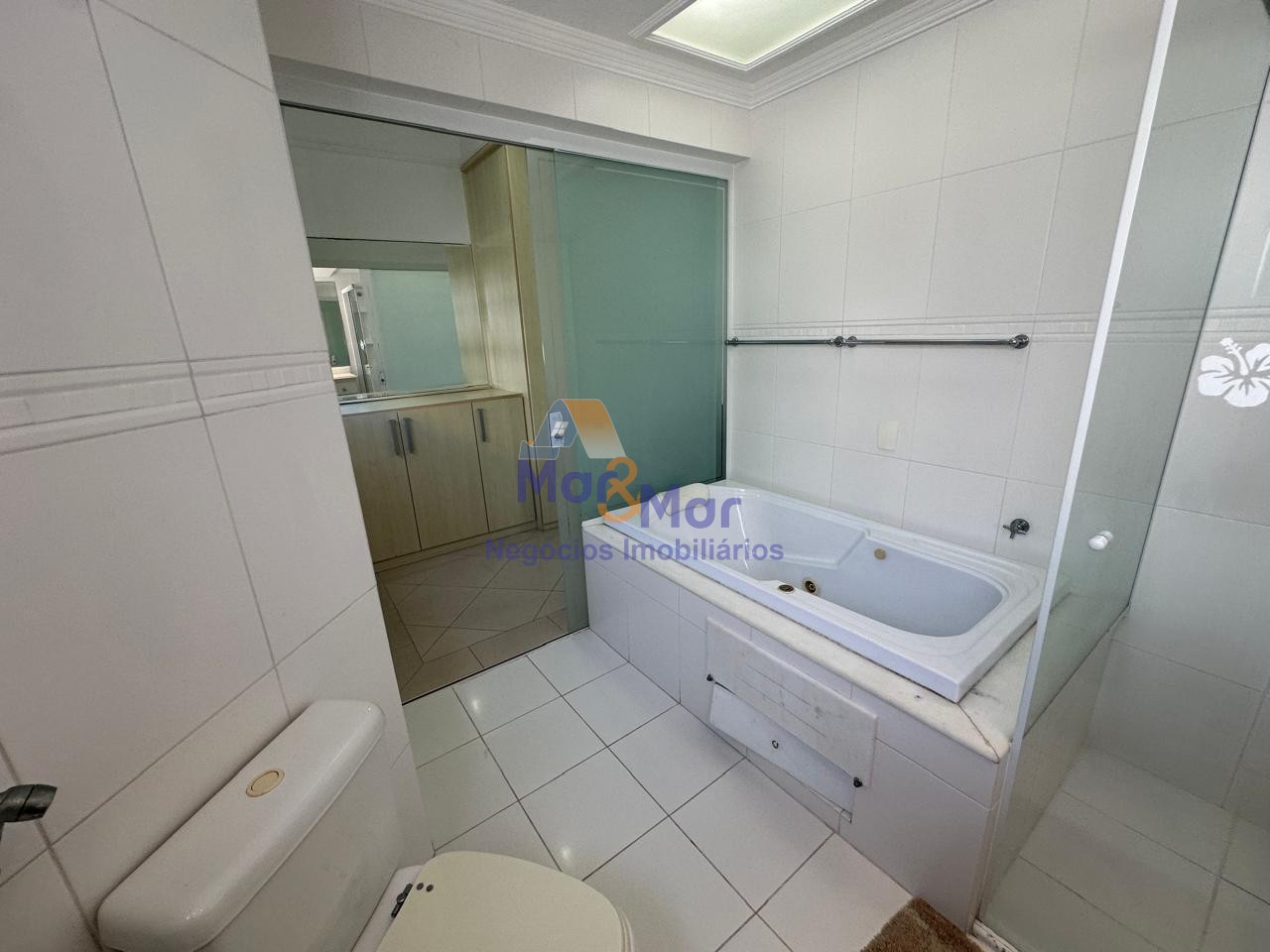 Apartamento na Praia das Pitangueiras, Guarujá - SP