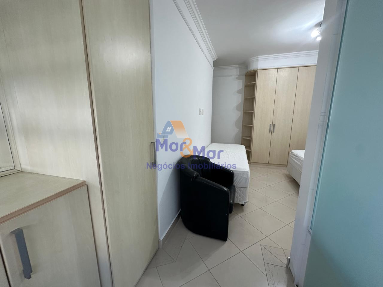 Apartamento na Praia das Pitangueiras, Guarujá - SP