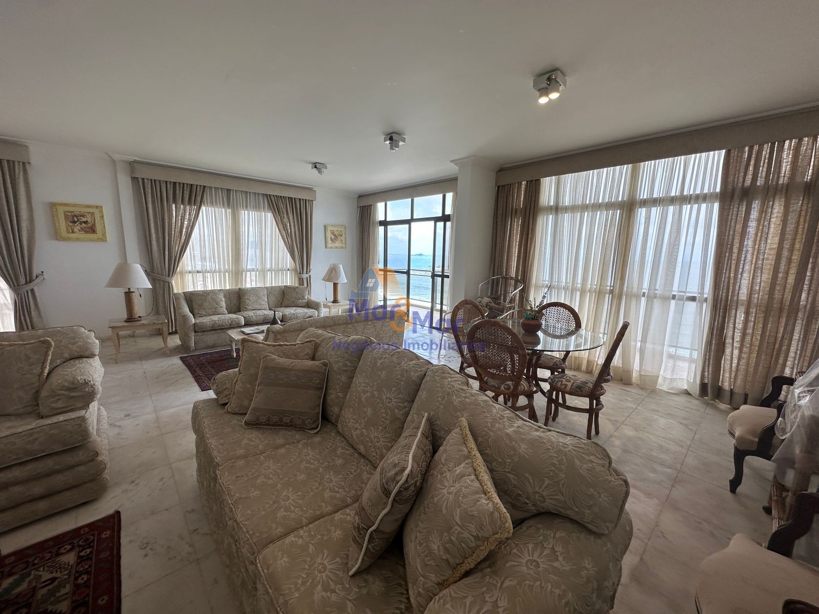 Apartamento Frente ao Mar nas Pitangueiras, Guarujá - SP
