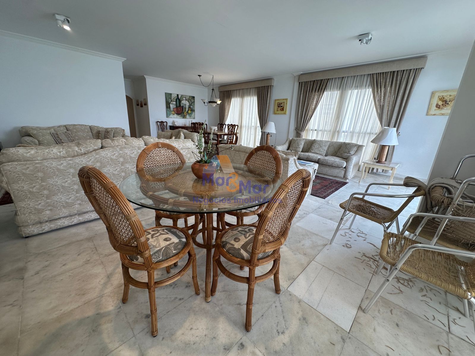 Apartamento Frente ao Mar nas Pitangueiras, Guarujá - SP