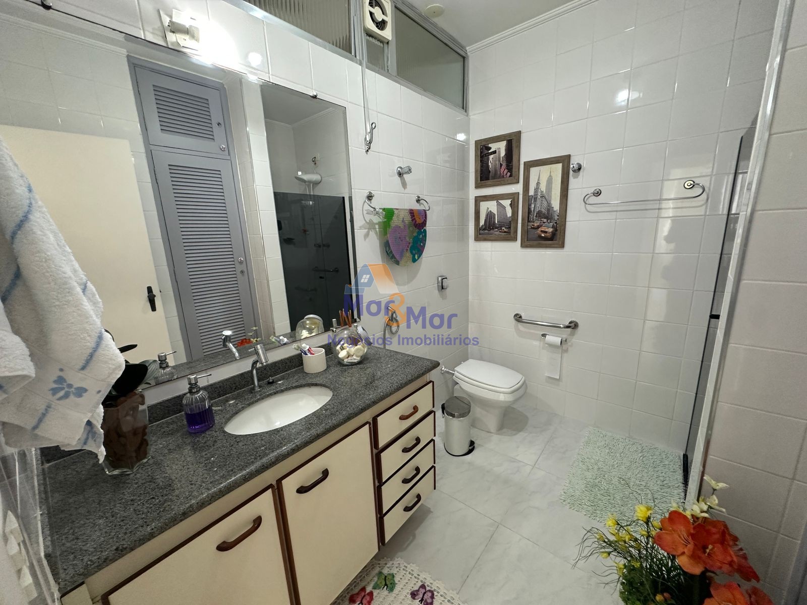 Apartamento na Praia das Pitangueiras, Guarujá - SP