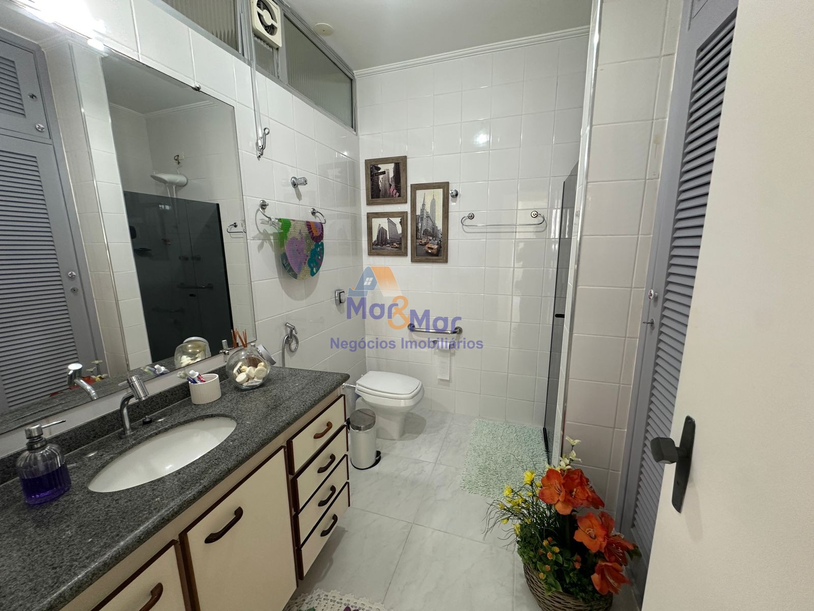 Apartamento na Praia das Pitangueiras, Guarujá - SP