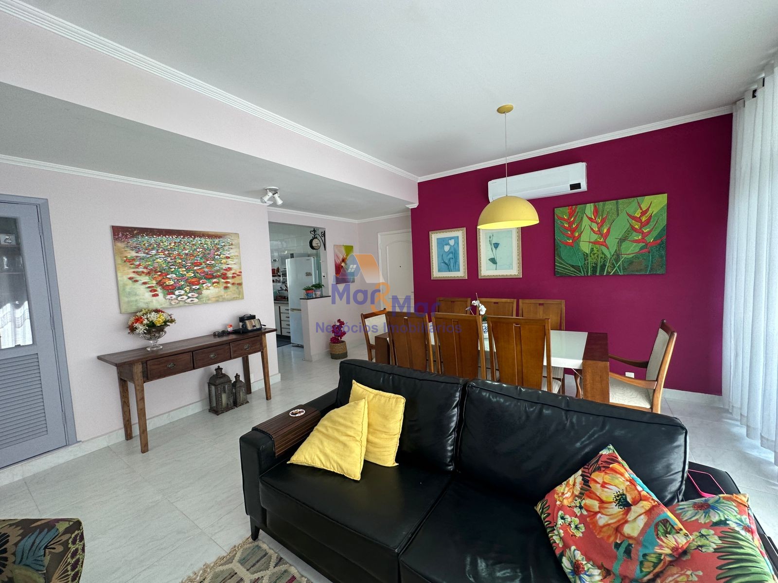 Apartamento na Praia das Pitangueiras, Guarujá - SP