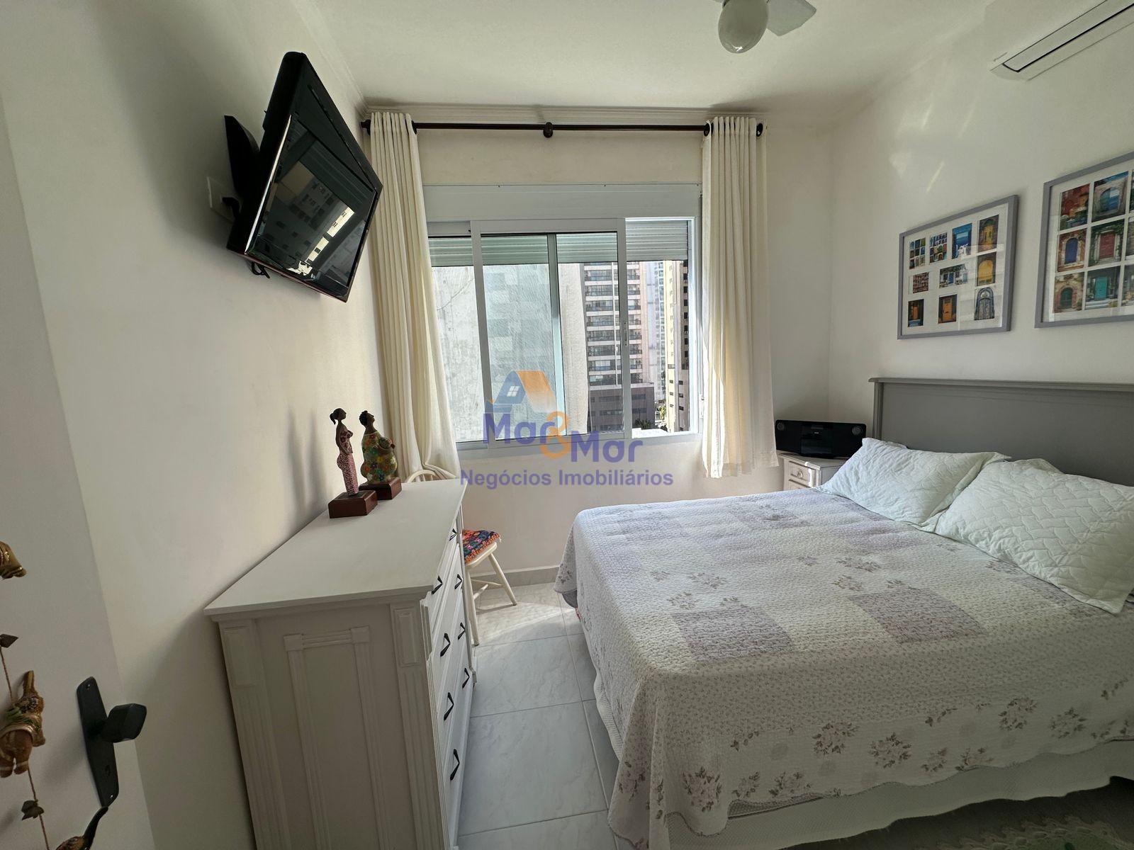 Apartamento na Praia das Pitangueiras, Guarujá - SP