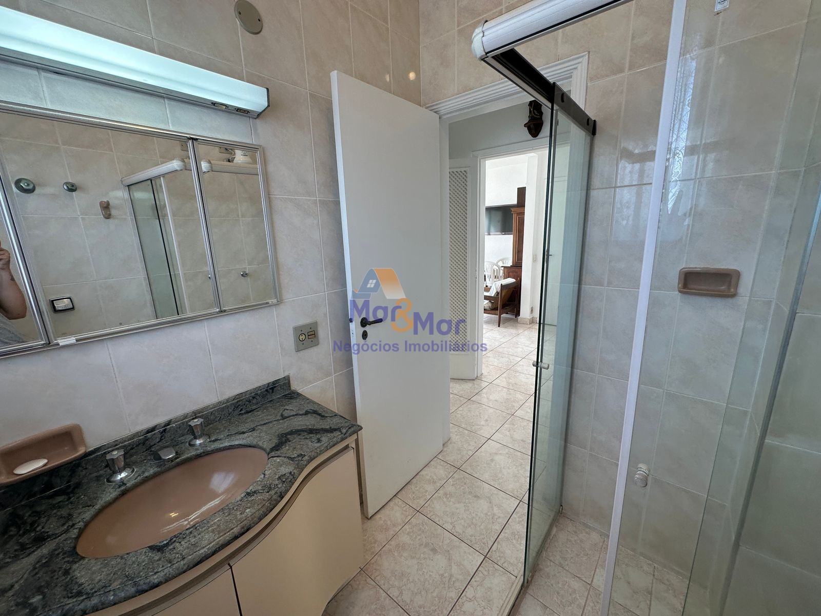 Apartamento na Praia das Pitangueiras, Guarujá - SP