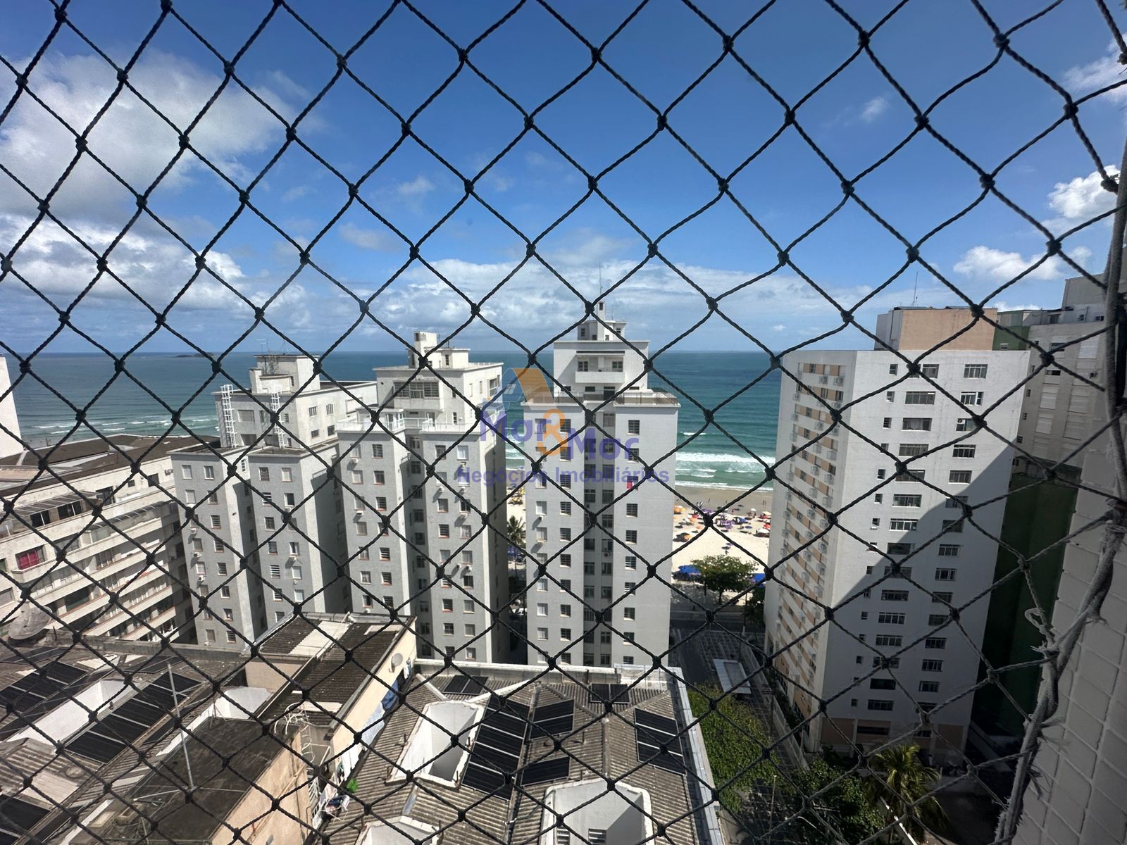 Apartamento na Praia das Pitangueiras, Guarujá - SP