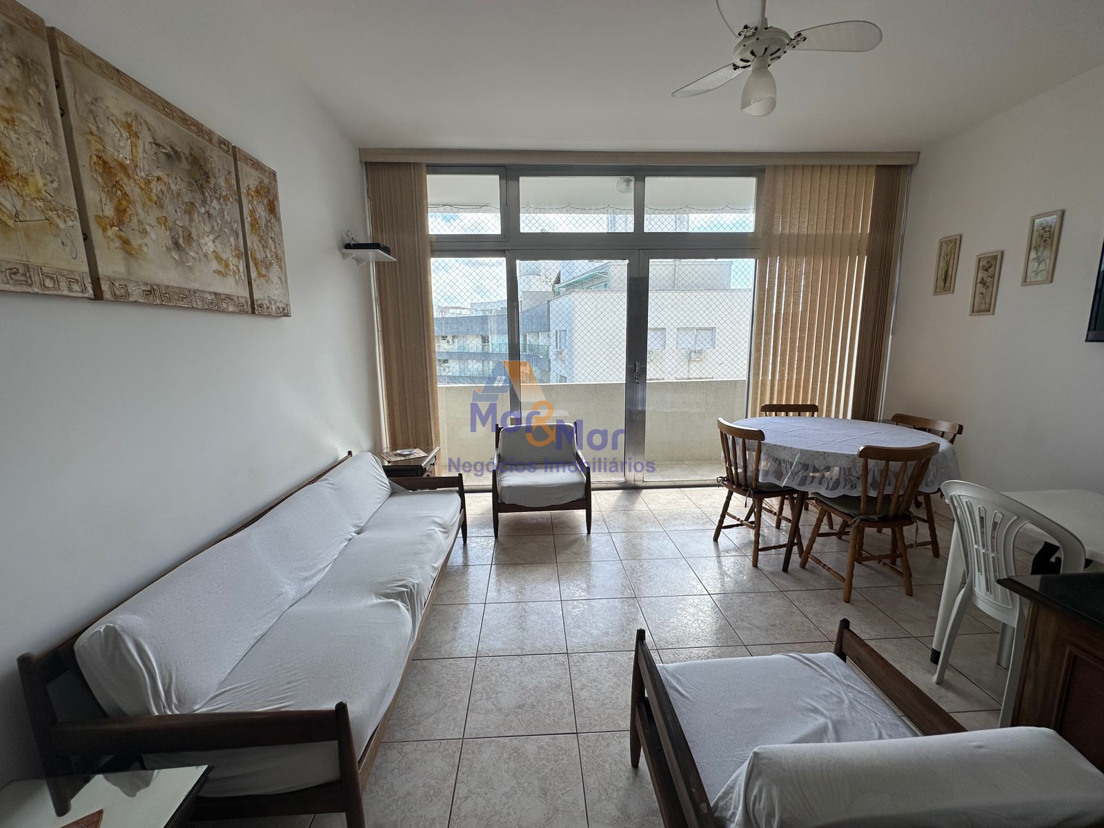 Apartamento na Praia das Pitangueiras, Guarujá - SP