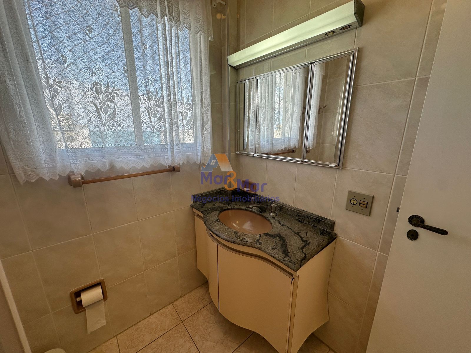 Apartamento na Praia das Pitangueiras, Guarujá - SP