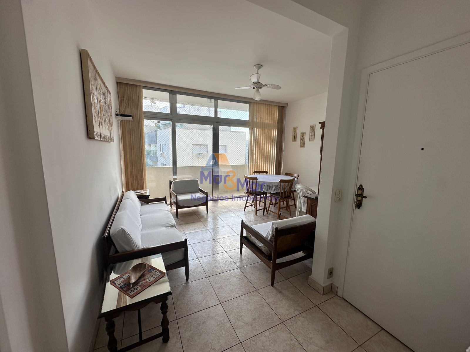 Apartamento na Praia das Pitangueiras, Guarujá - SP