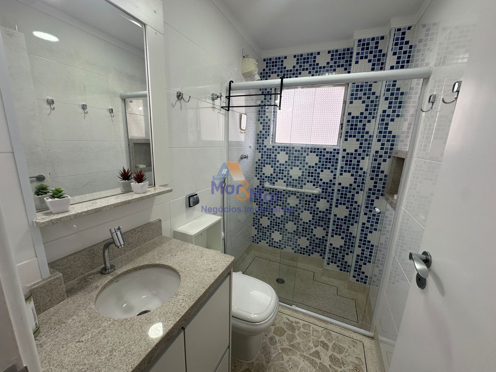 Apartamento na Praia das Pitangueiras, Guarujá - SP