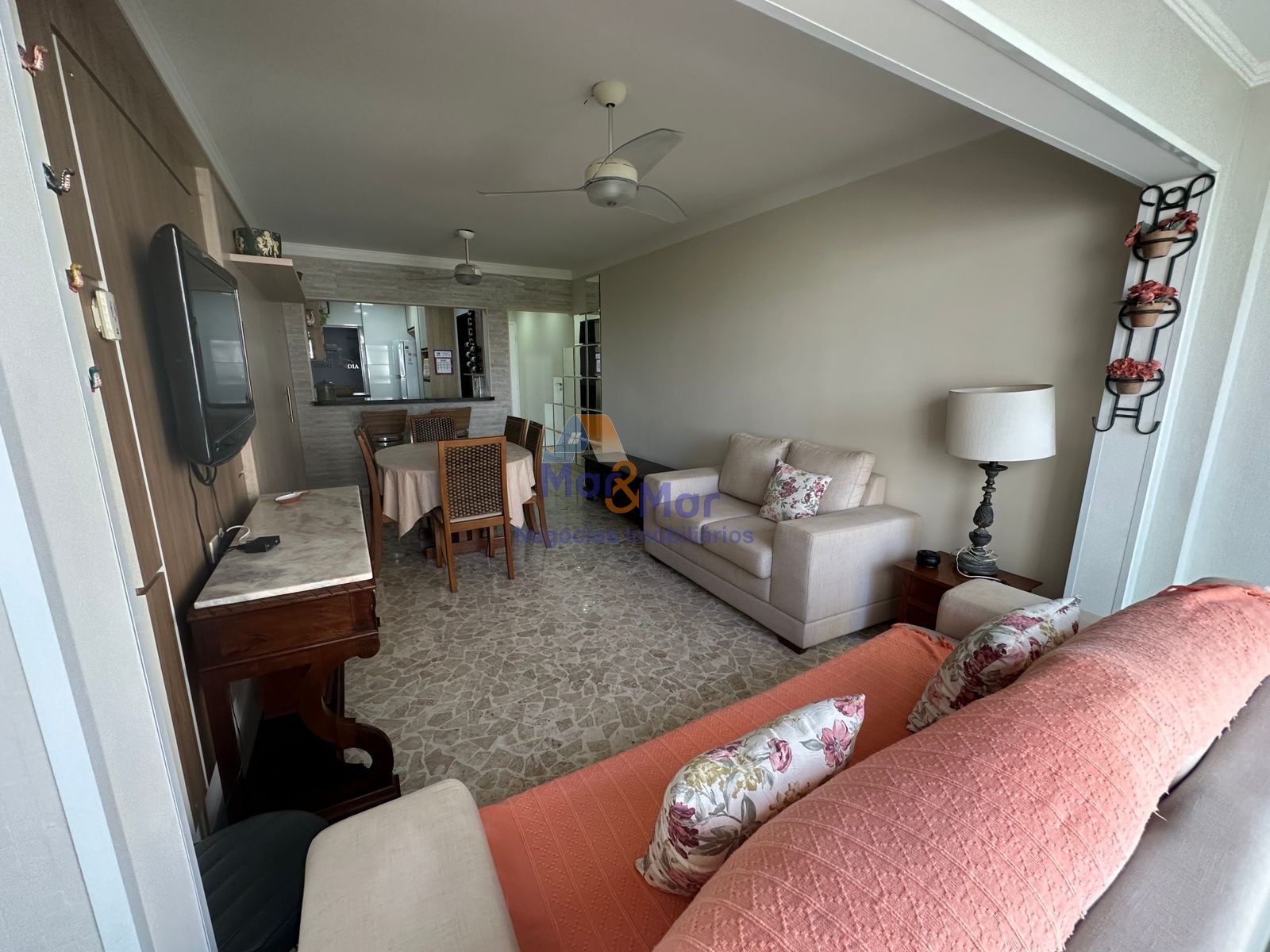 Apartamento na Praia das Pitangueiras, Guarujá - SP