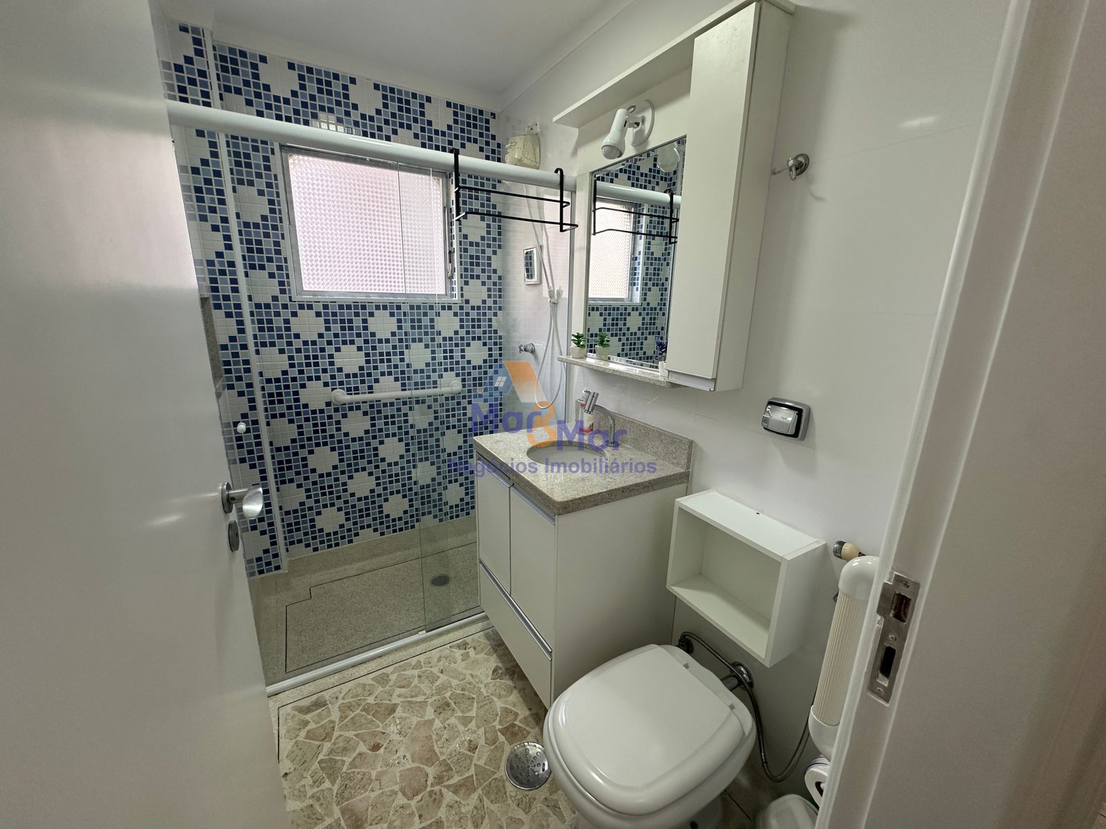 Apartamento na Praia das Pitangueiras, Guarujá - SP