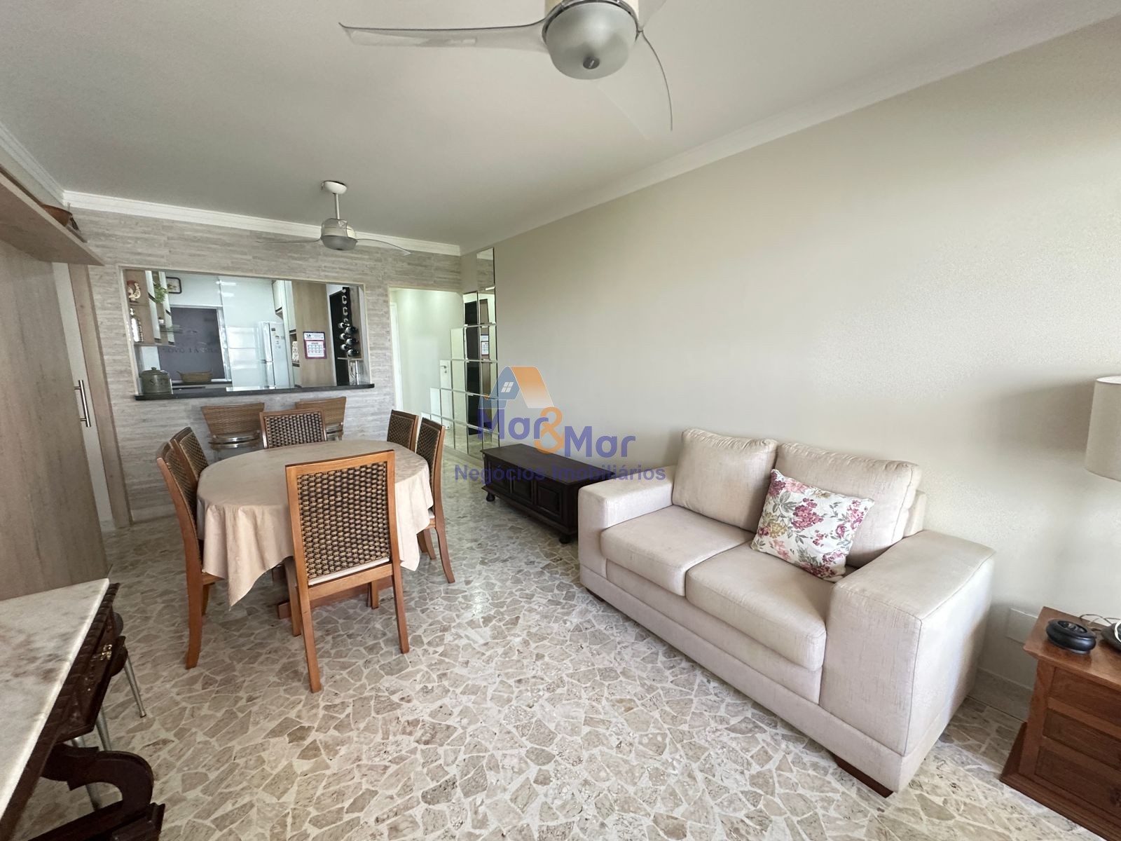 Apartamento na Praia das Pitangueiras, Guarujá - SP