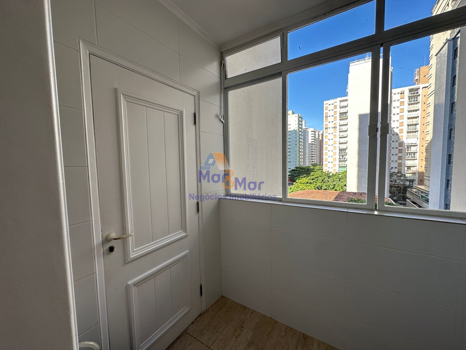 Apartamento na Praia das Pitangueiras, Guarujá - SP
