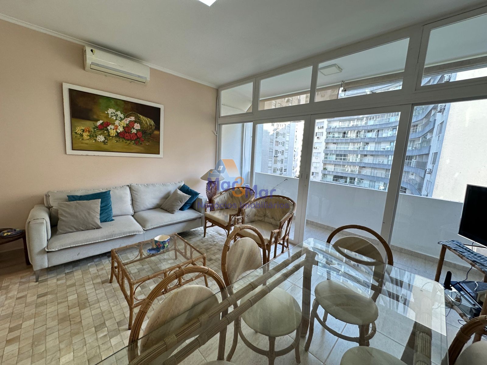 Apartamento na Praia das Pitangueiras, Guarujá - SP