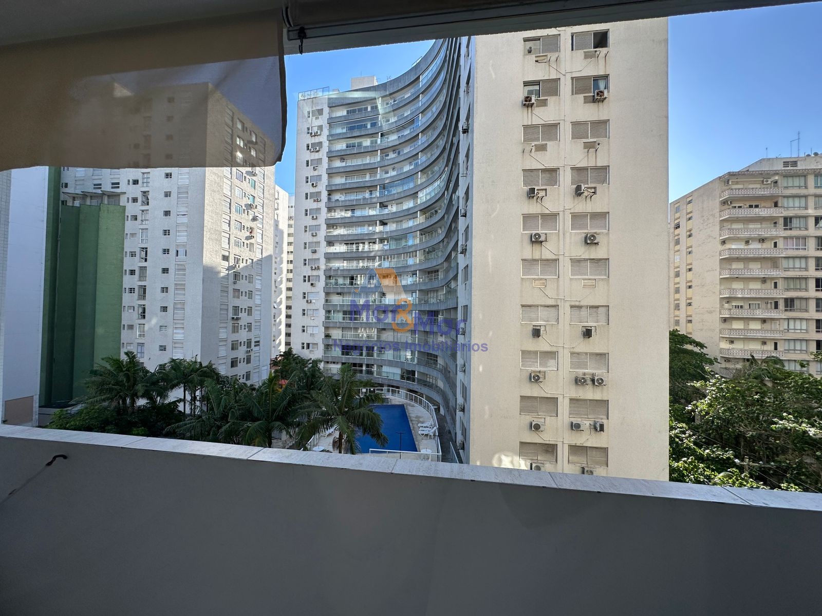 Apartamento na Praia das Pitangueiras, Guarujá - SP