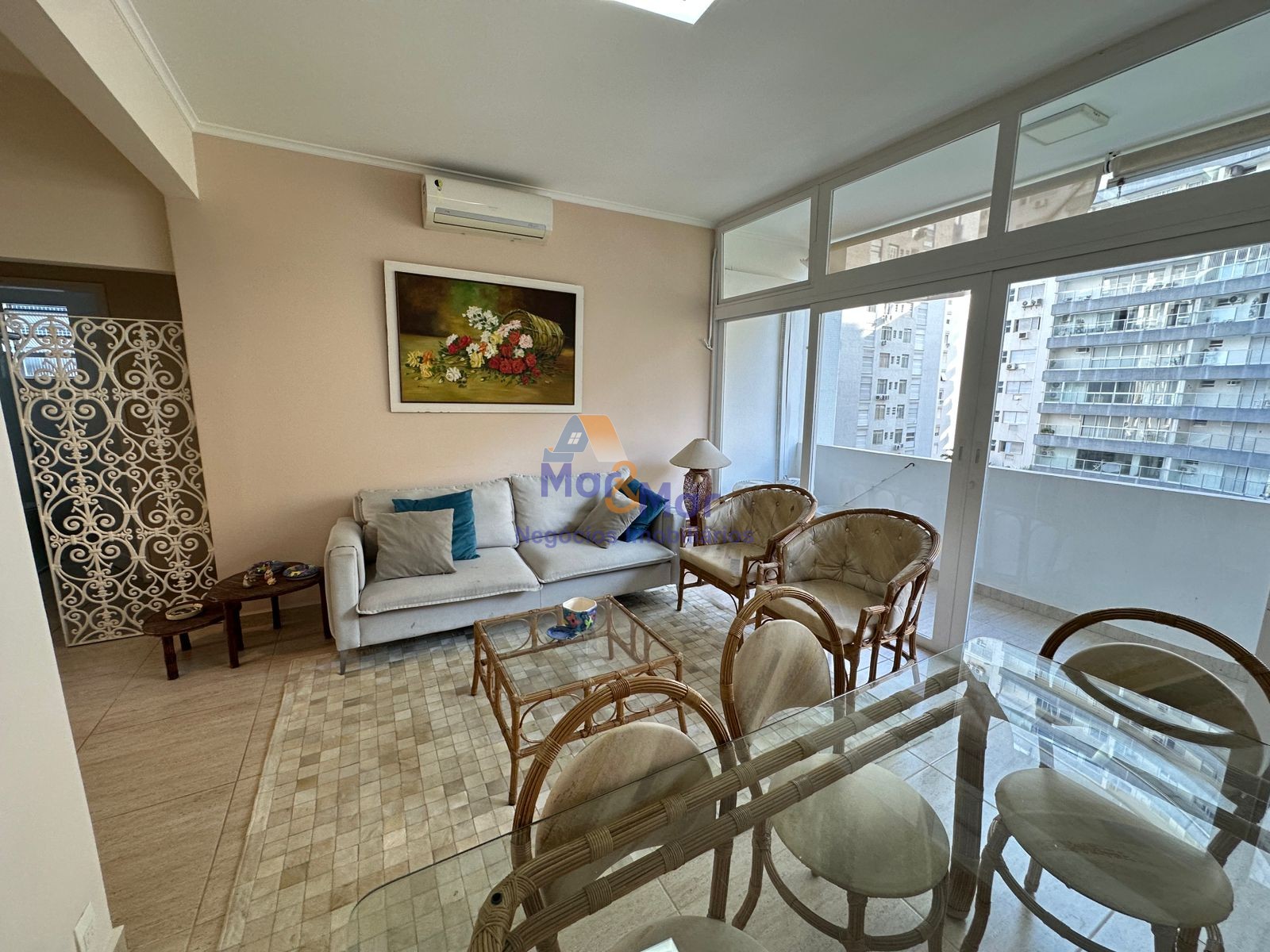 Apartamento na Praia das Pitangueiras, Guarujá - SP