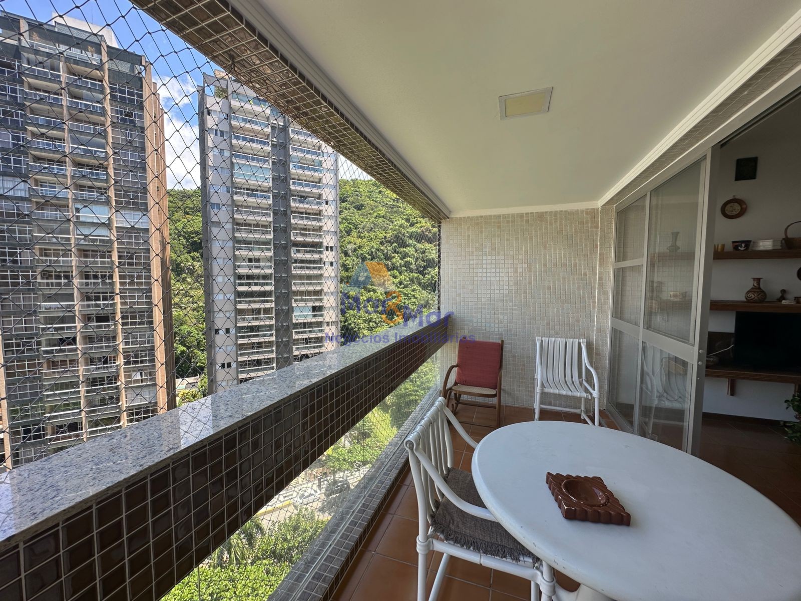 Apartamento na Praia das Pitangueiras, Guarujá - SP
