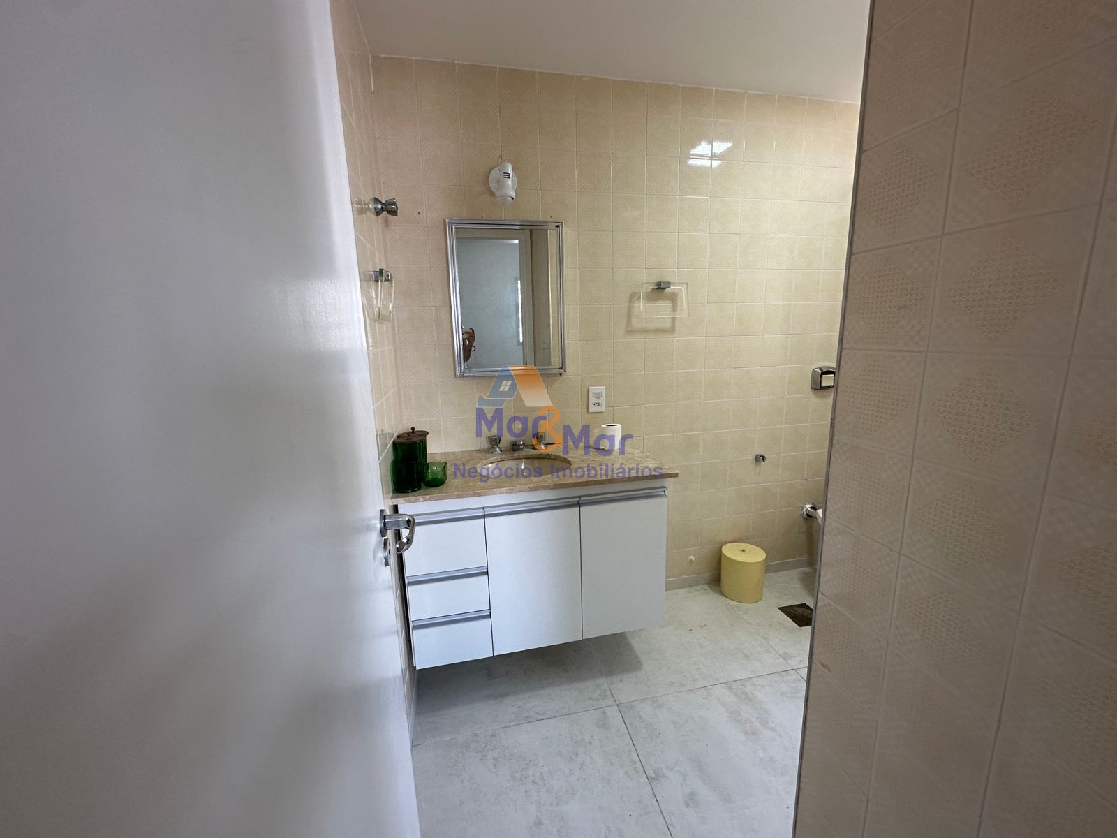 Apartamento na Praia das Pitangueiras, Guarujá - SP