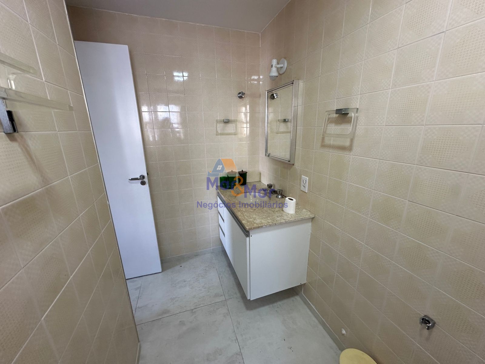 Apartamento na Praia das Pitangueiras, Guarujá - SP