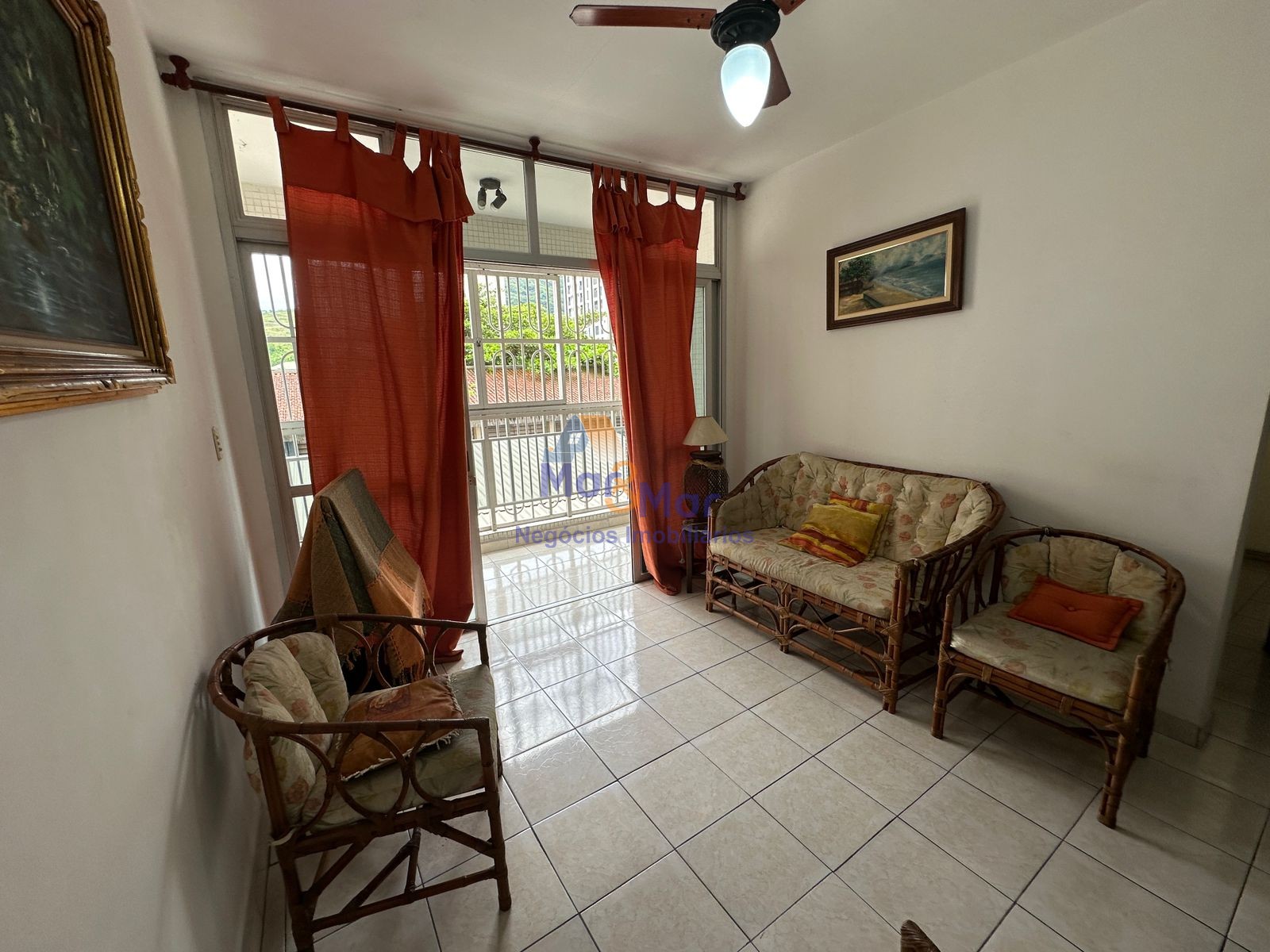Apartamento na Praia das Pitangueiras, Guarujá - SP