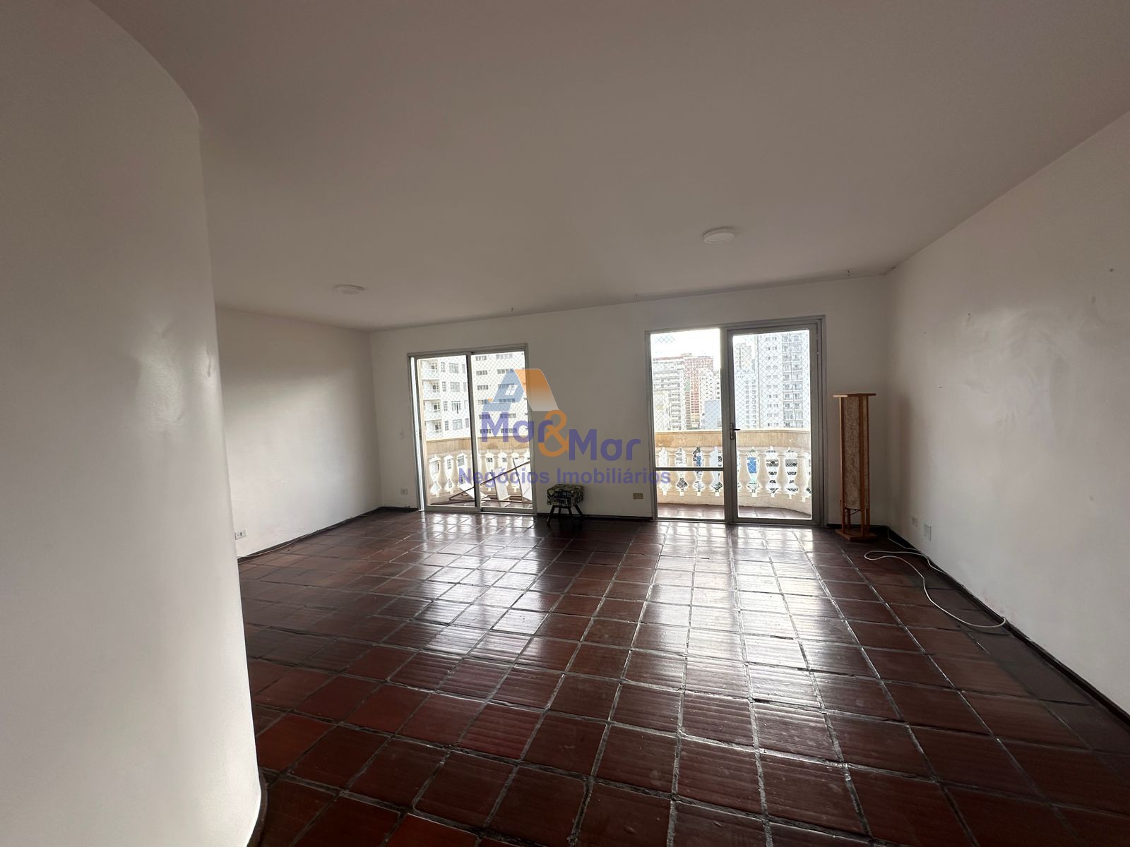 Apartamento na Praia das Pitangueiras, Guarujá - SP