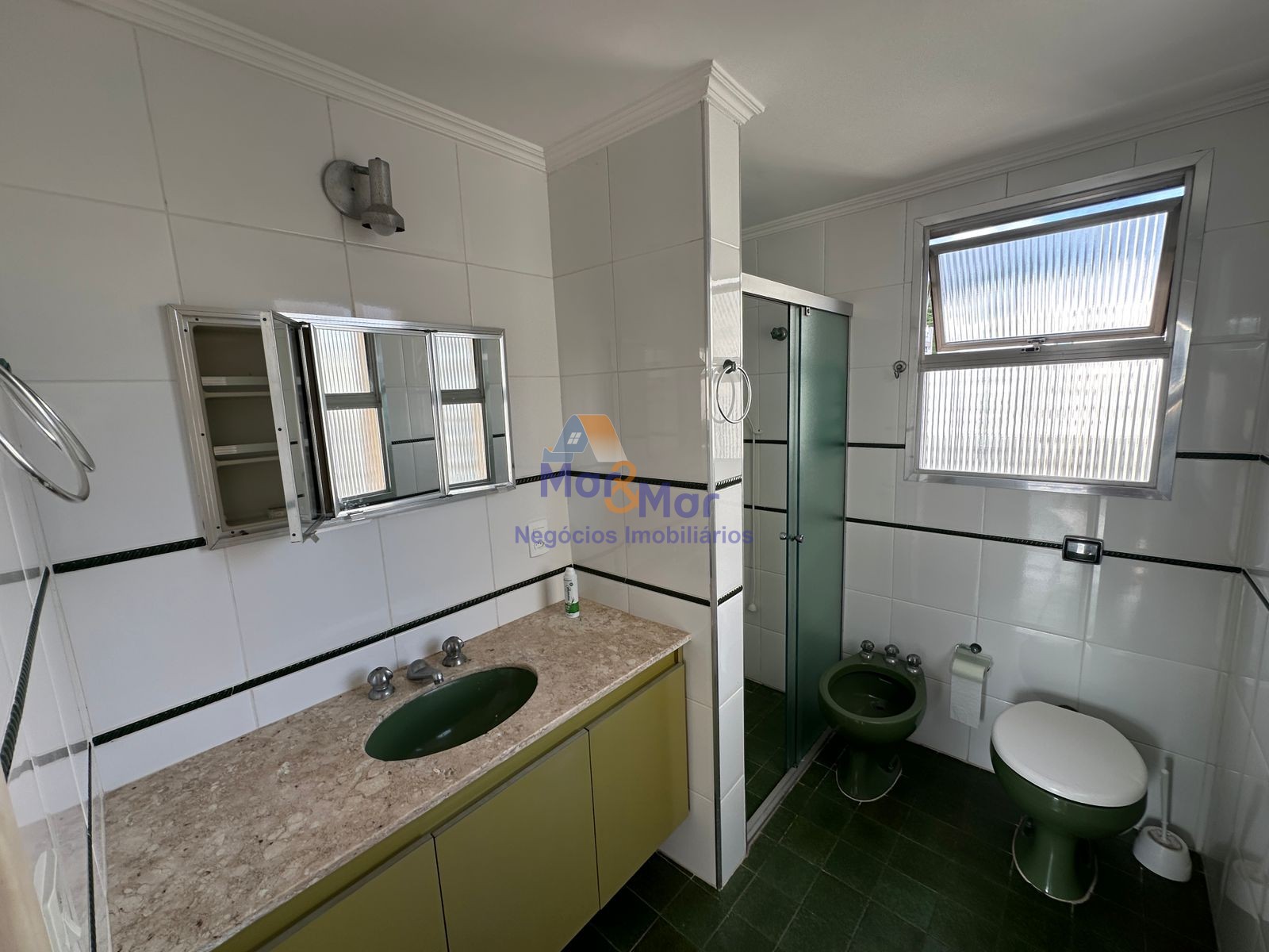 Apartamento na Praia das Pitangueiras, Guarujá - SP