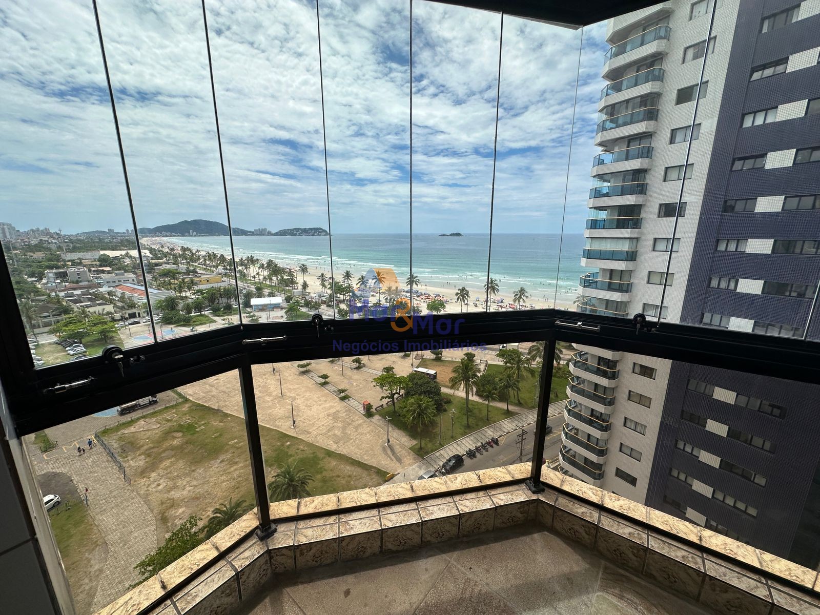Apartamento na Praia da Enseada, Guarujá - SP