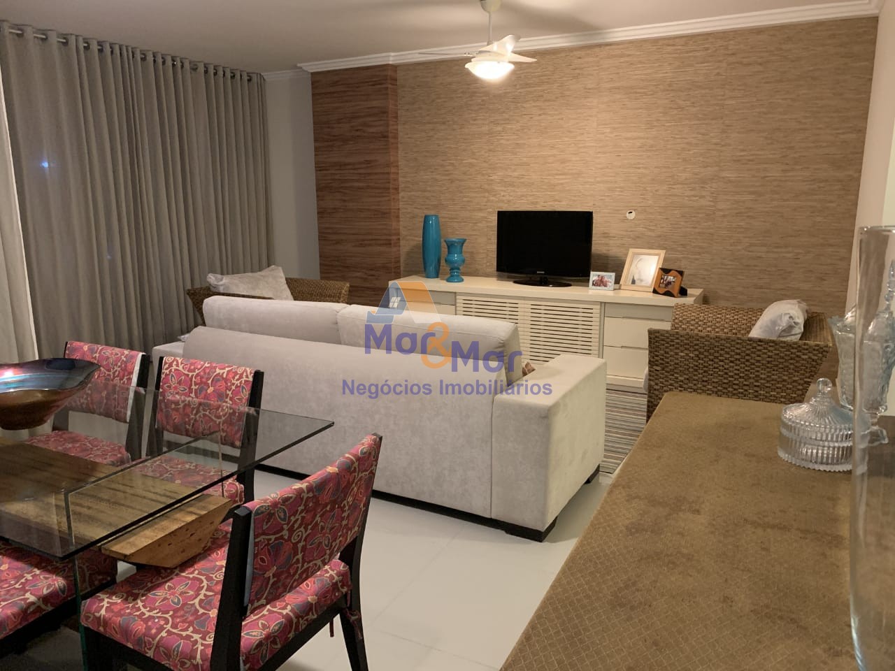 Apartamento na Praia das Pitangueiras, Guarujá - SP