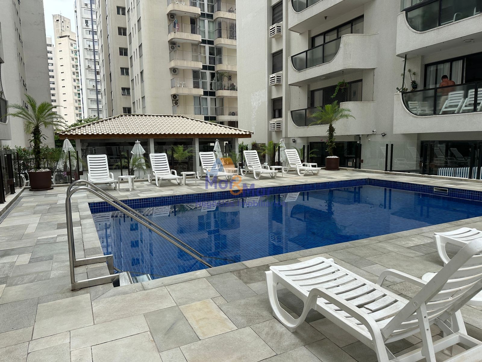 Apartamento na Praia das Pitangueiras, Guarujá - SP