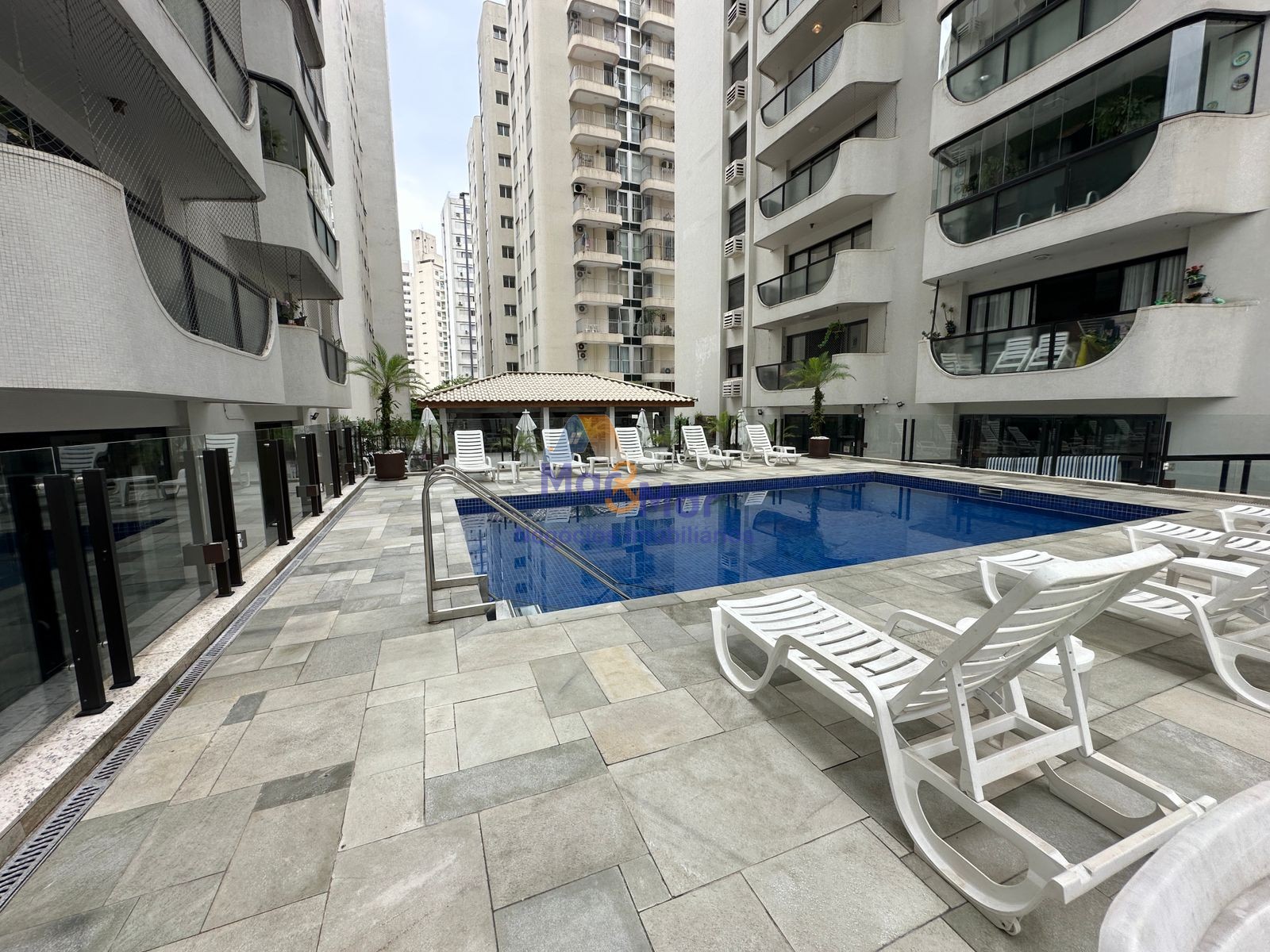 Apartamento na Praia das Pitangueiras, Guarujá - SP