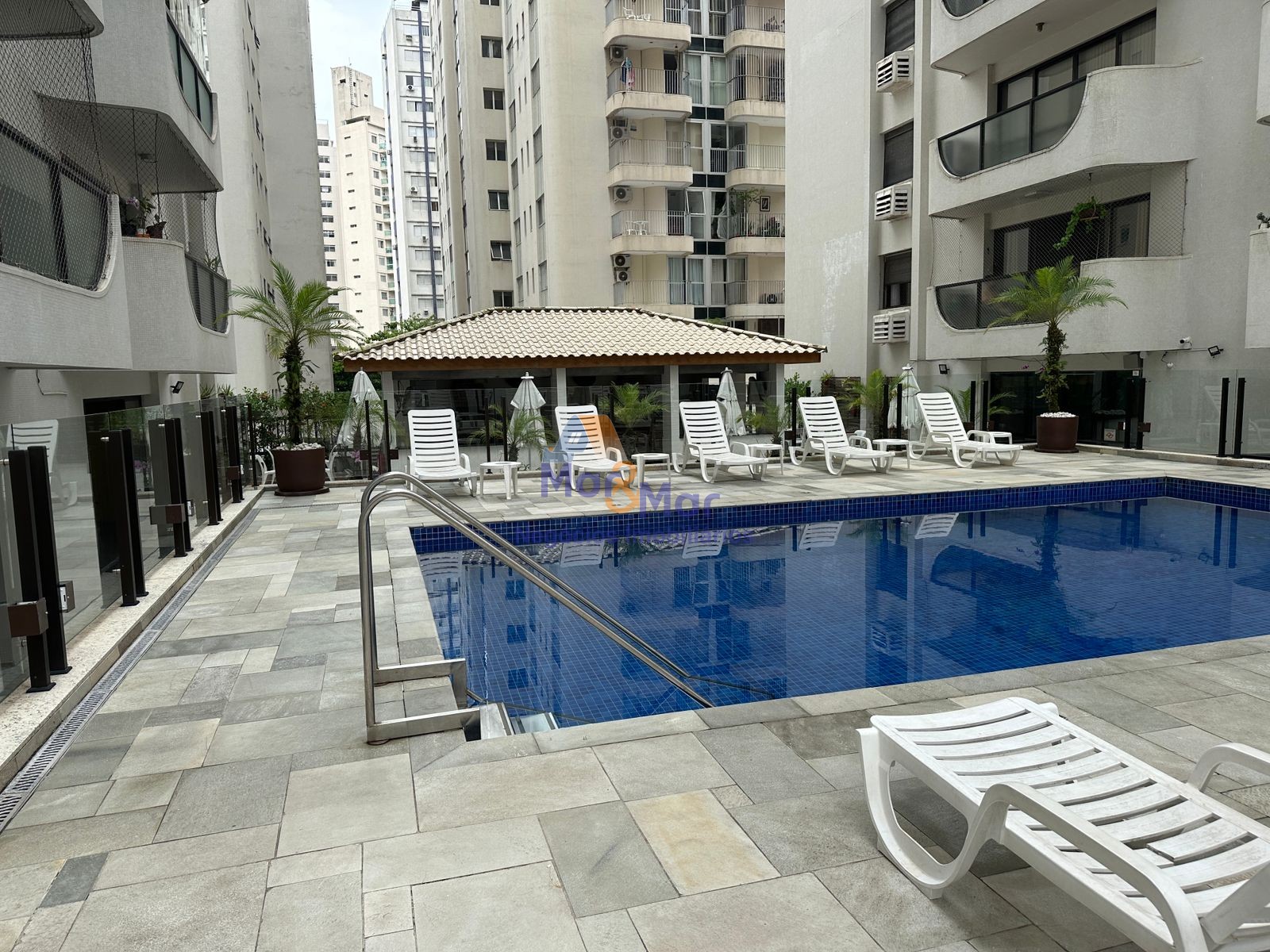 Apartamento na Praia das Pitangueiras, Guarujá - SP