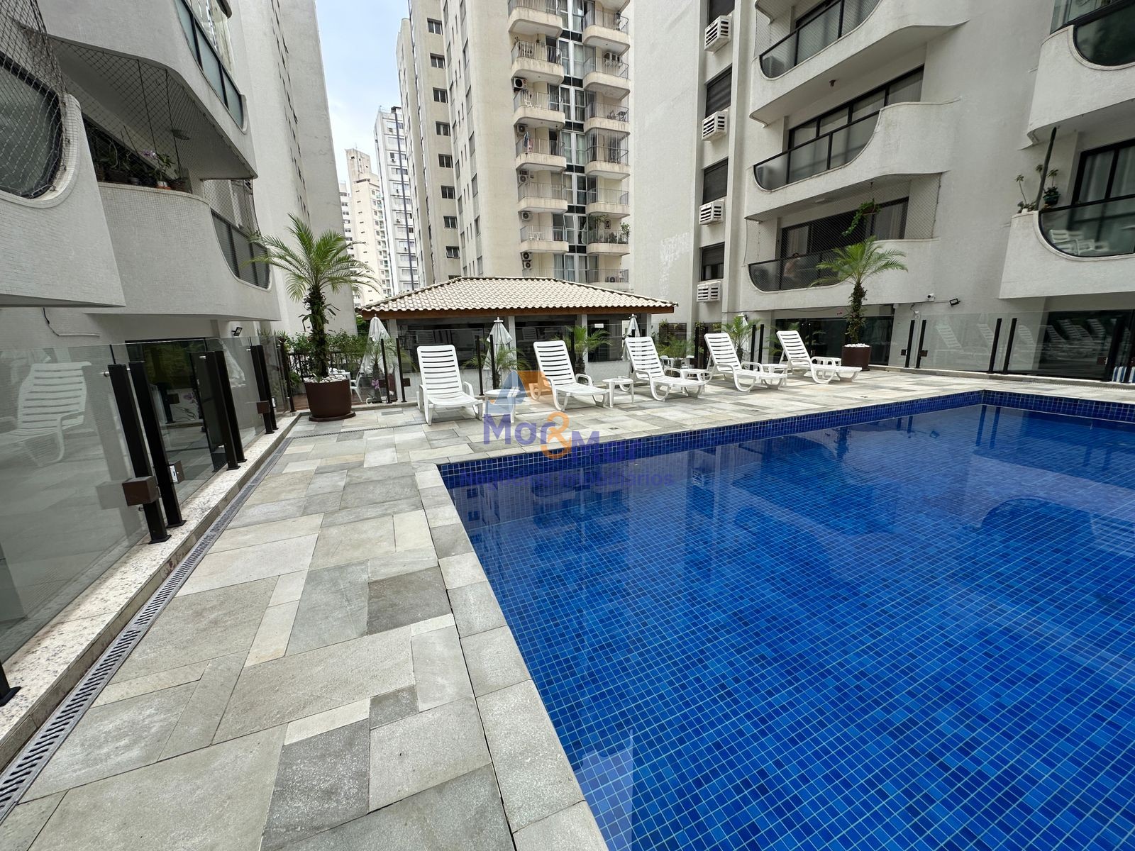 Apartamento na Praia das Pitangueiras, Guarujá - SP