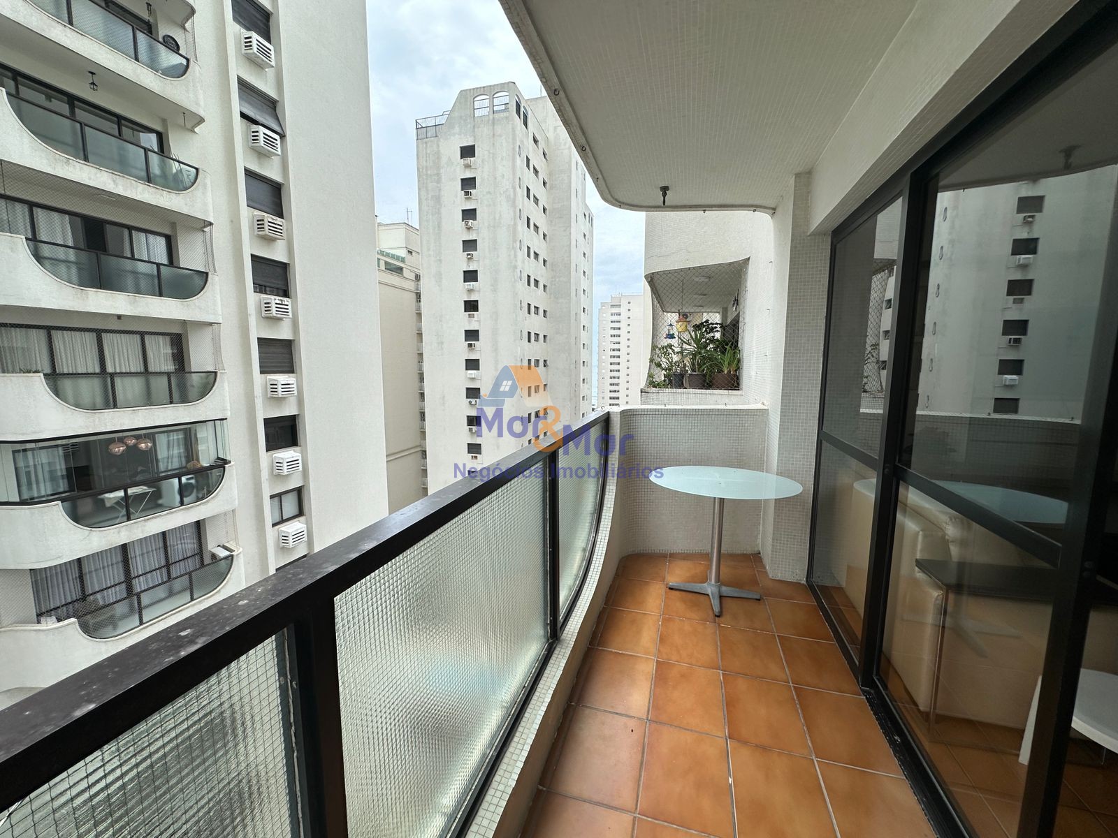 Apartamento na Praia das Pitangueiras, Guarujá - SP