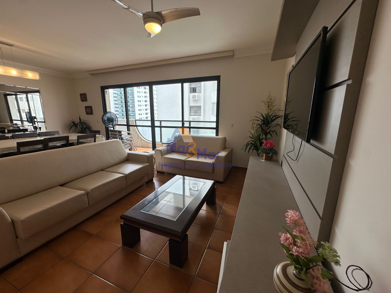 Apartamento na Praia das Pitangueiras, Guarujá - SP