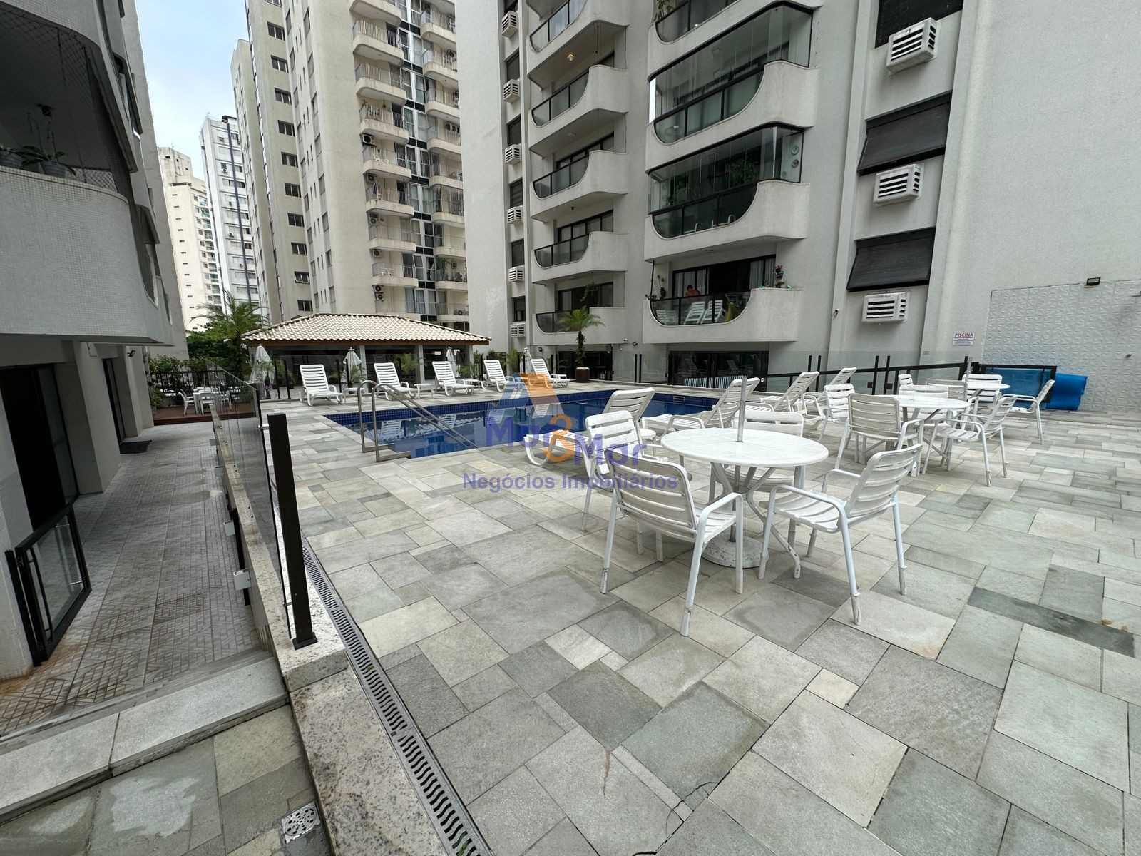 Apartamento na Praia das Pitangueiras, Guarujá - SP