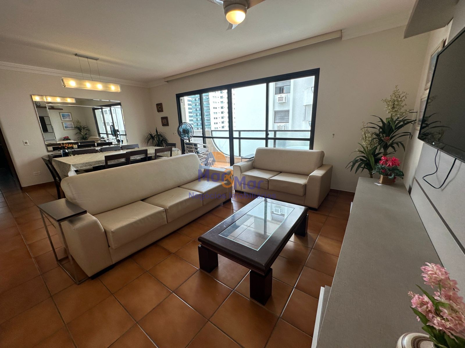 Apartamento na Praia das Pitangueiras, Guarujá - SP