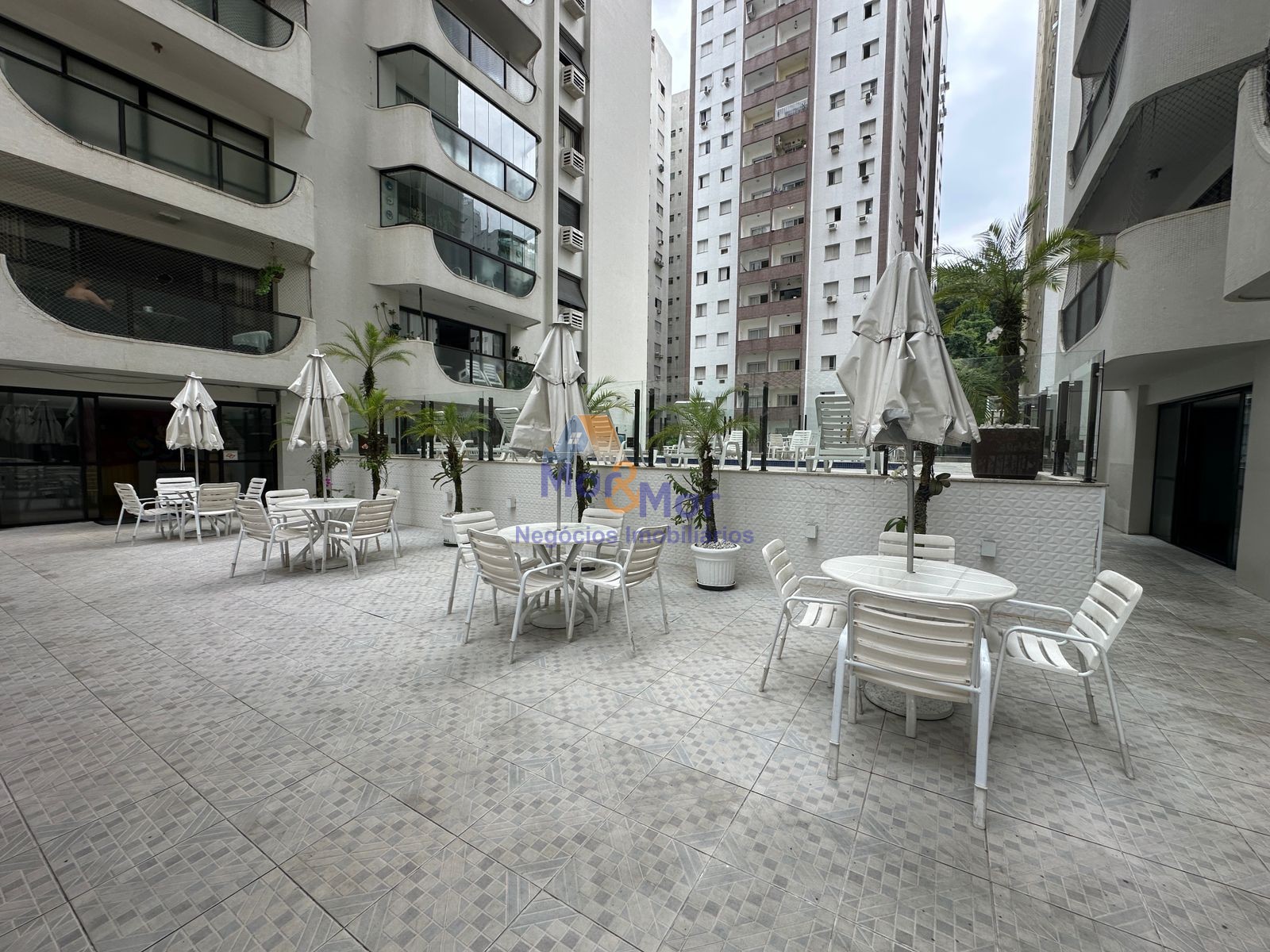 Apartamento na Praia das Pitangueiras, Guarujá - SP
