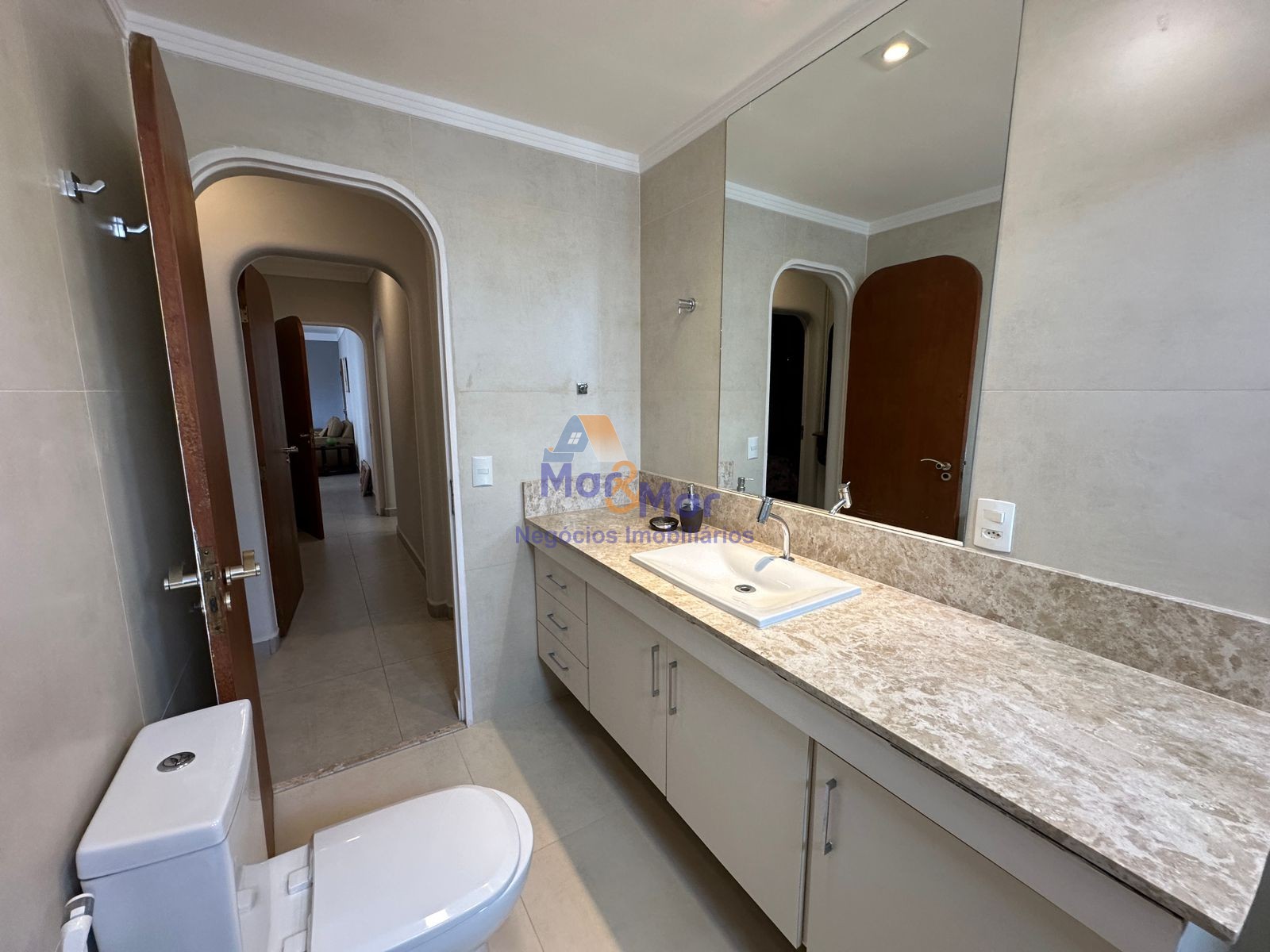 Apartamento na Praia das Pitangueiras, Guarujá - SP