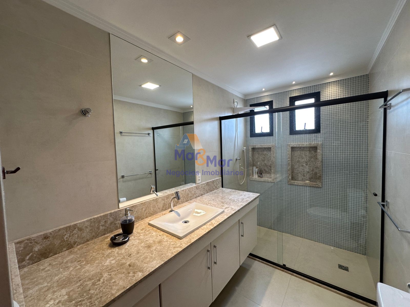 Apartamento na Praia das Pitangueiras, Guarujá - SP