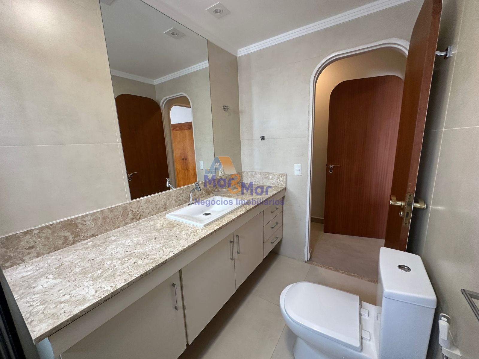 Apartamento na Praia das Pitangueiras, Guarujá - SP
