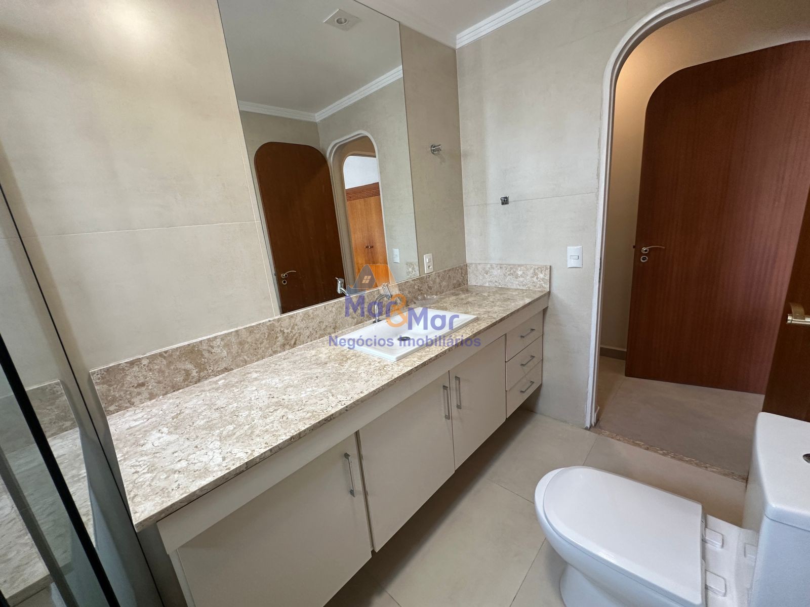 Apartamento na Praia das Pitangueiras, Guarujá - SP