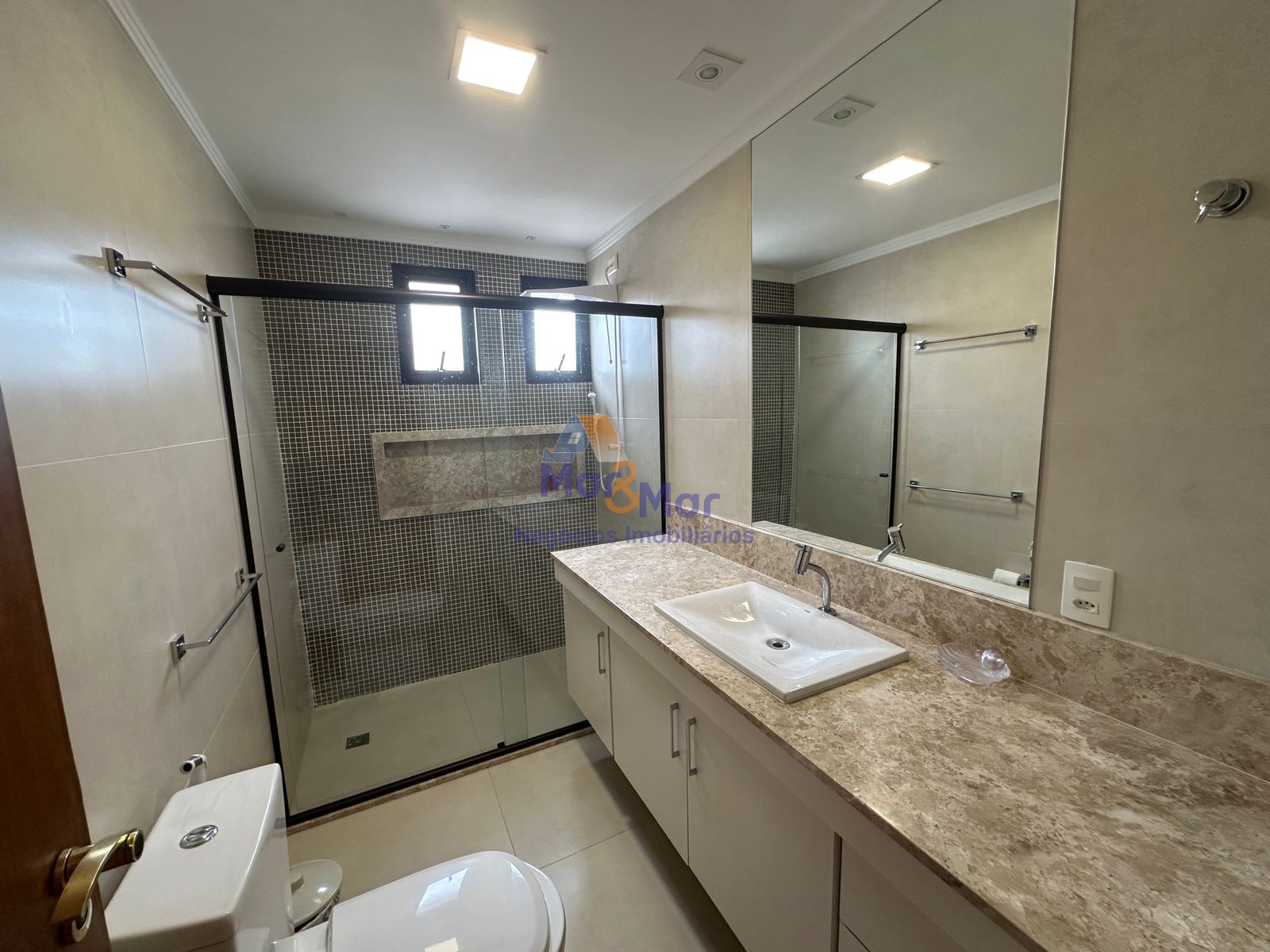 Apartamento na Praia das Pitangueiras, Guarujá - SP