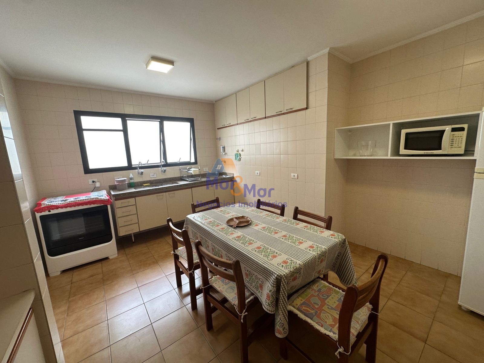 Apartamento na Praia das Pitangueiras, Guarujá - SP
