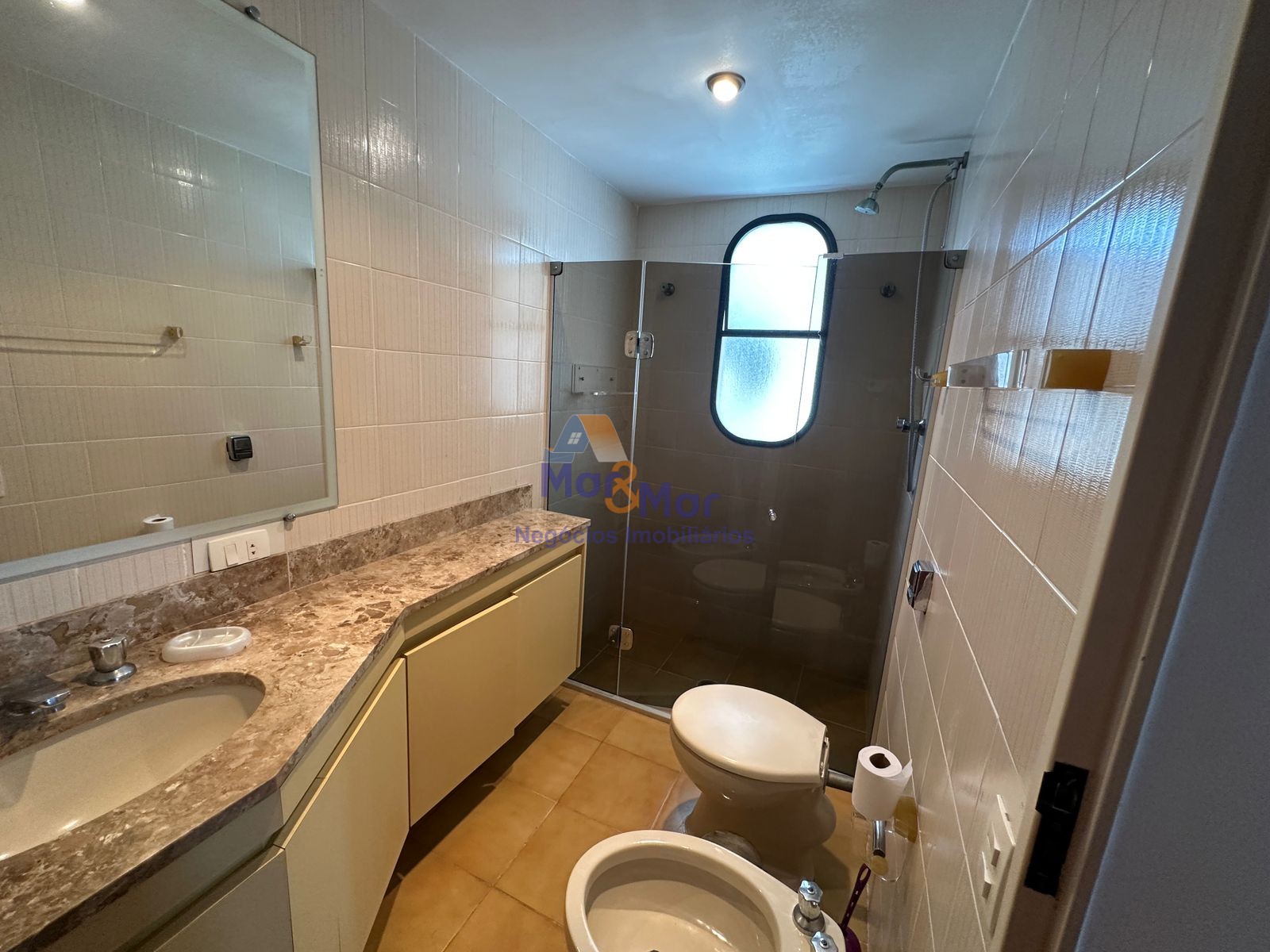 Apartamento na Praia das Pitangueiras, Guarujá - SP