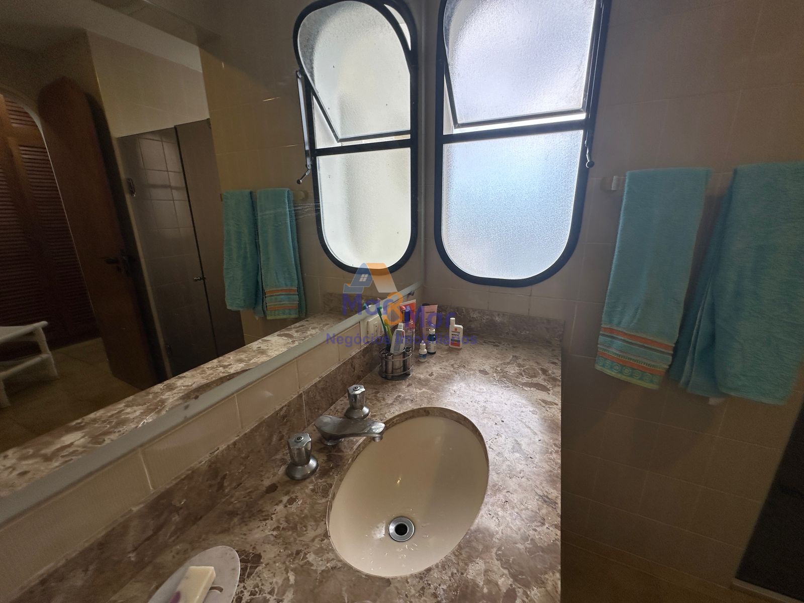 Apartamento na Praia das Pitangueiras, Guarujá - SP