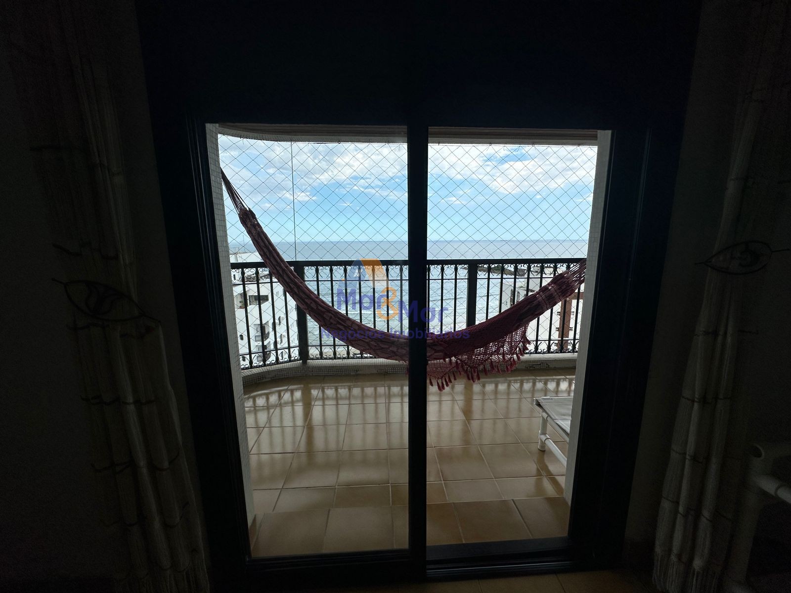 Apartamento na Praia das Pitangueiras, Guarujá - SP